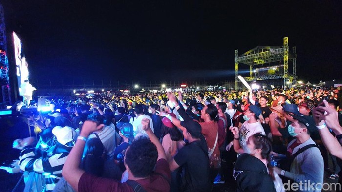 Keseruan Penonton MotoGP di Panggung BNI Mandalika Music Vibes PT Bank Negara Indonesia (Persero) Tbk (BNI) menyelenggarakan 'BNI Mandalika Music Vibes' untuk menghibur seluruh penonton MotoGP Mandalika 2022 pada 19 Maret hingga 20 Maret 2022 di Mandalika, Nusa Tenggara Barat (NTB). Acara tersebut dimeriahkan oleh sejumlah musisi terkenal seperti Padi Reborn, Maliq & D'essentials, RAN, Samsons, Pamungkas, Feel Koplo, Ninda Felina, dan Slank.