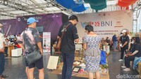 Sejumlah pengunjung MotoGP Mandalika 2022 sedang melihat booth BNI di area Pertamina Sirkuit Mandalika.  
