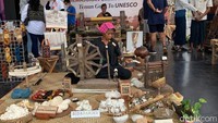Seorang penenun sedang menunjukan proses pembuatan kain tenun khas Lombok di booth BNI.   