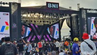 Selepas menyaksikan balapan, para penonton MotoGP Mandalika 2022 langsung bergeser ke panggung BNI Mandalika Music Vibes untuk menunggu dimulainya konser pada pukul 17.00 WITA.  