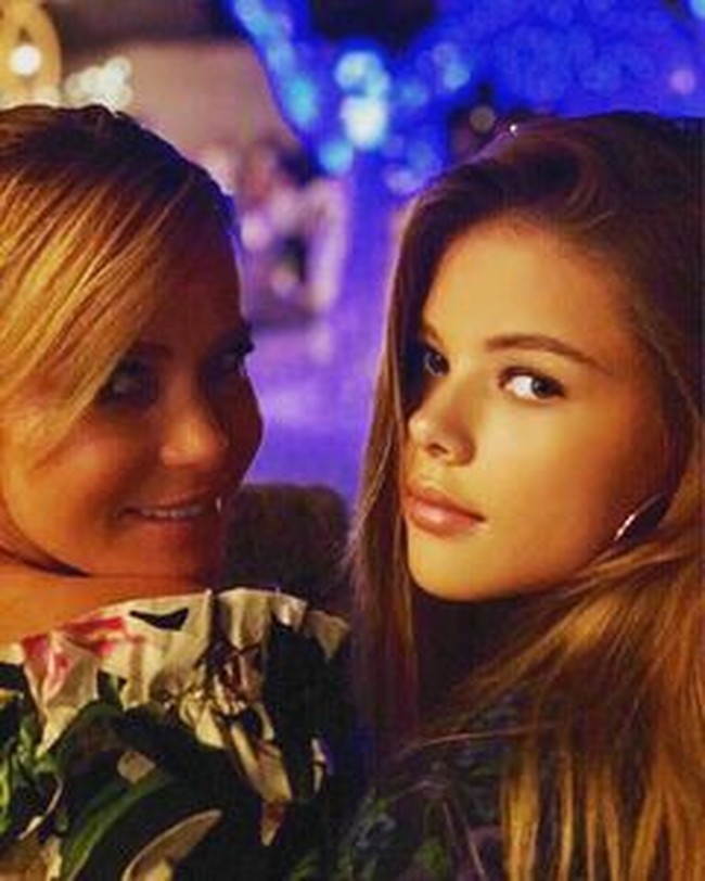 Lexi, anak dari selebriti Inggris, Amanda Holden, memukau para follower dengan kecantikannya ketika potretnya diposting sang ibu di Instagram. Tak hanya jadi perbincangan netizen, Lexi pun menjadi target banyak agensi modeling yang tertarik untuk menjadikan talenta.Foto: Instagram @noholdenback