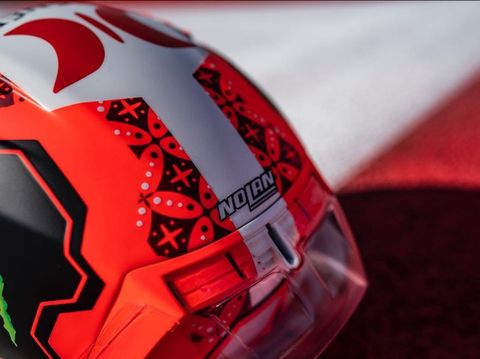Livery Helm Motif Batik Pebalap MotoGP.