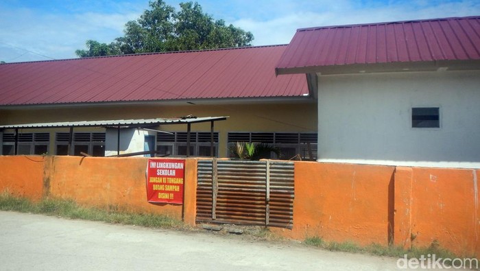 Lokasi tumpukan sampah berserakan di dekat SD di Polman kini sudah diangkut (detikcom/Abdy)