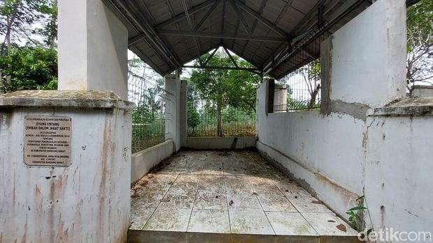 Makam Keramat Eyang Entang.