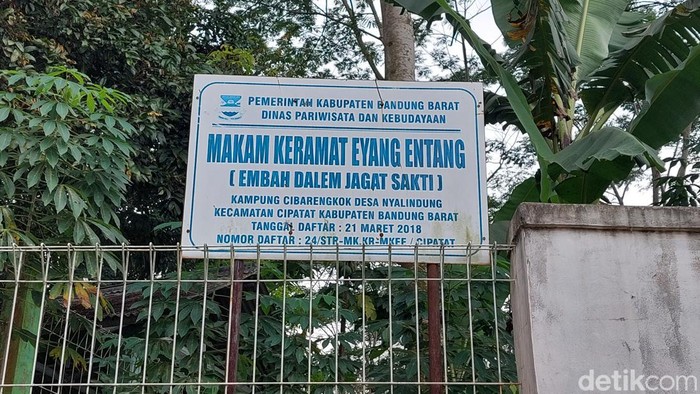 Makam Keramat Eyang Entang.