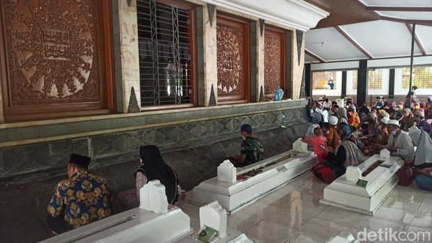 Makam leluhur Bung Karno, Panembahan Notoprojo, sebelah kanan cungkup Sunan Kalijaga Kadilangu Demak.
