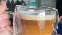 Layaknya sebuah lukisan, lapisan kopi ini terlihat begitu sempurna. Bahkan garis pemisah antar warnanya begitu jelas terlihat. Foto: Reddit