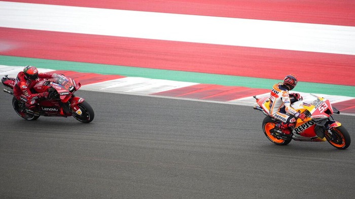 Marc Marquez Kuasai Latihan Ketika Motogp Mandalika Spanish rider Marc Marquez of the Repsol Honda team, right, look to Italian rider Francesco Bagnia of Ducati Lenovo Team, left, during third free practice at Pertamina Mandalika Circuit in Mandalika, Lombok Island, Indonesia, Saturday, March 19, 2022. (AP Photo/Achmad Ibrahim)