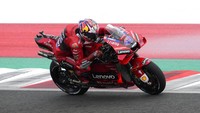 Berikutnya ada Jack Miller yang masuk lintasan dan kemudian langsung merangsek ke atas dengan mencatatkan waktu tercepat untuk sementara di FP3 ini. 
