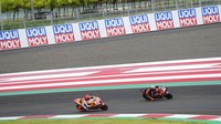Marc Marquez dan Miguel Oliveira terlihat bertukar posisi tercepat di awal-awal sesi latihan ketiga (FP3) Pertamina Grand Prix of Indonesia ini. 