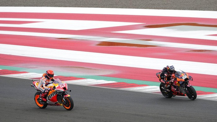 Marc Marquez Kuasai Latihan Ketika Motogp Mandalika Spanish rider Marc Marquez of the Repsol Honda team, right, look to Italian rider Francesco Bagnia of Ducati Lenovo Team, left, during third free practice at Pertamina Mandalika Circuit in Mandalika, Lombok Island, Indonesia, Saturday, March 19, 2022. (AP Photo/Achmad Ibrahim)