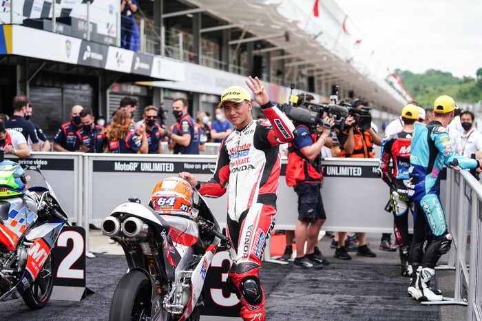 Rider Indonesia Mario Aji start di grid ketiga pada Moto3 Mandalika 2022.