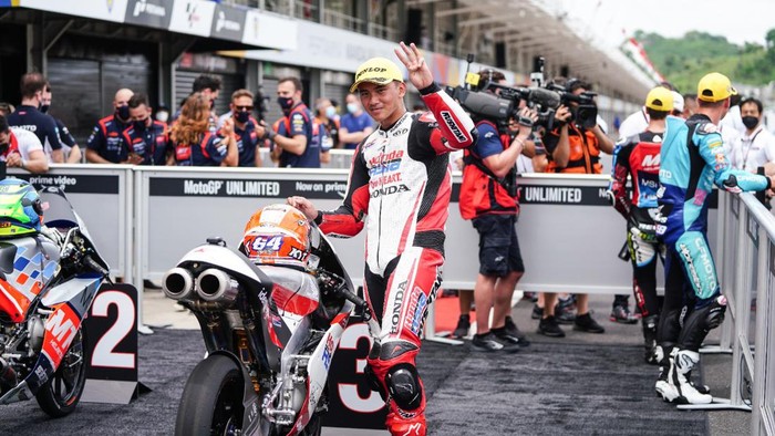 Rider Indonesia Mario Aji start di grid ketiga pada Moto3 Mandalika 2022.