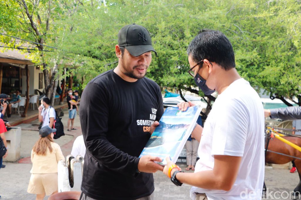 Menparekraf Sandiaga Uno bersama Ketua Gili Hotel Association, Lalu Kusnawan