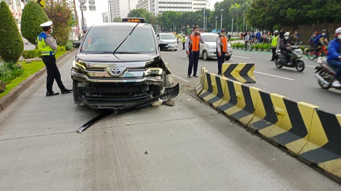 Mobil Vellfire tabrak separator di Jakpus (dok.istimewa)