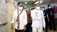 Menteri Perhubungan RI Budi Karya Sumadi mendatangi KM Kelud yang menjadi akomodasi terapung selama gelaran MotoGP Mandalika di Lombok, Jumat (18/3).