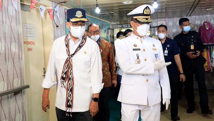 Momen Menhub Tinjau Akomodasi Terapung. Menteri Perhubungan RI Budi Karya Sumadi mendatangi KM Kelud yang menjadi akomodasi terapung selama gelaran MotoGP Mandalika di Lombok, Jumat (18/3).