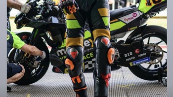 Adik legenda MotoGP Valentino Rossi, Luca Marini usai menjajal sesi latihan bebas di Sirkuit Mandalika. Foto: Instagram