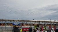 Di hari kedua penyelenggaraan MotoGP Mandalika 2022 (19 Maret), penonton mulai memadati tribun. Ada pula pengunjung yang melakukan paddock tour untuk melihat lebih dekat pebalap idolanya. Foto: Luthfi Anshori/detikOto