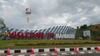 MotoGP Indonesia diselenggarakan di Kawasan Ekonomi Khusus (KEK) Mandalika, Lombok Tengah, Nusa Tenggara Barat (NTB). Di lokasi ini dibangun Sirkuit Pertamina Mandalika yang memiliki panjang 4,3 km, dengan 17 tikungan (6 ke kiri dan 11 ke kanan). Foto: Luthfi Anshori/detikOto