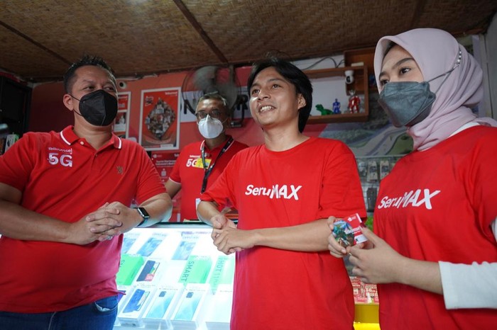 Direktur Sales Telkomsel Adiwinahyu Basuki Sigit sedang melakukan kunjungan ke outlet pulsa di Kuta Mandalika.