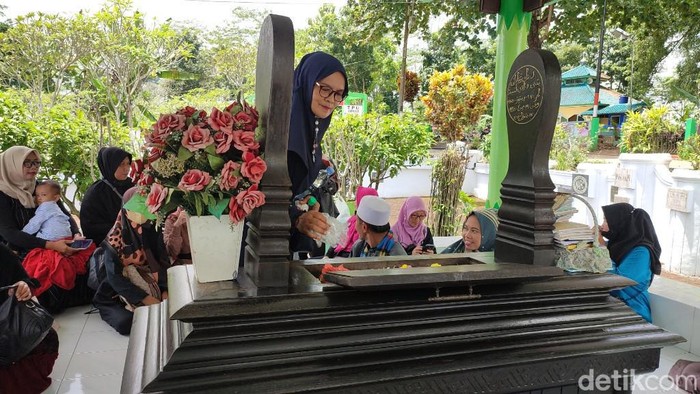 Para fans berziarah ke makam Nike Ardila di Kabupaten Ciami.