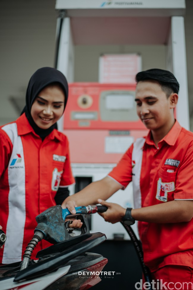 Bahkan dari deretan netizen yang berkomentar, ada nama-nama orang penting di negara ini yaitu Menteri BUMN Erick Thohir dan Komisaris Utama PT. Pertamina Basuki Tjahaja Purnama atau lebih dikenal sebagai Ahok. Keren Selamat ya. Sakinah, mawaddah, warahmah , tulis @Erick Thohir di TikTok. Mantapp semoga bahagia dan sukses, tetap kompak jaga pelayanan tetap prima , tulis @Basuki Tjahaja Purnama. Foto: Dok. pribadi @deymotret_.