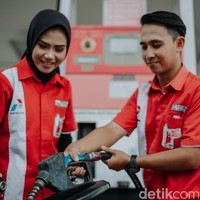 Bahkan dari deretan netizen yang berkomentar, ada nama-nama orang penting di negara ini yaitu Menteri BUMN Erick Thohir dan Komisaris Utama PT. Pertamina Basuki Tjahaja Purnama atau lebih dikenal sebagai Ahok. Keren Selamat ya. Sakinah, mawaddah, warahmah , tulis @Erick Thohir di TikTok. Mantapp semoga bahagia dan sukses, tetap kompak jaga pelayanan tetap prima , tulis @Basuki Tjahaja Purnama. Foto: Dok. pribadi @deymotret_.