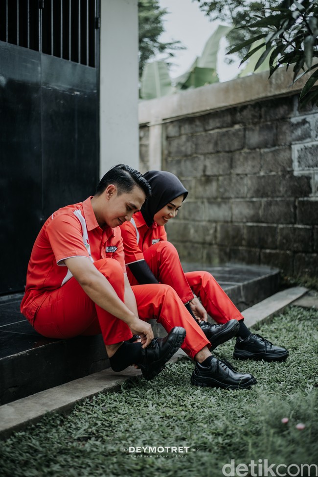 Wolipop sudah menghubungi Deris Kadarisman, sebagai pemilik akun TikTok @deymotret. Ia menceritakan kisah di balik video TikTok pasangan foto prewedding di pom bensin yang mendapat atensi dari Erick Thohir dan Ahok itu. Awalnya salah satu pasangan itu si perempuannya menghubungi kami dan menanyakan pricelist untuk foto prewedding, lalu kami tanya, Kakak mau konsep foto seperti apa?, Dia jawab kita mau konsep foto pake seragam SPBU ka, karena kita satu profesi dan kerja di SPBU yang sama, ungkap Deris kepada Wolipop lewat WhatAspp, Kamis (17/3/2022). Foto: Dok. pribadi @deymotret_.