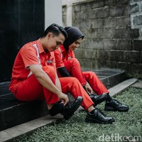 Wolipop sudah menghubungi Deris Kadarisman, sebagai pemilik akun TikTok @deymotret. Ia menceritakan kisah di balik video TikTok pasangan foto prewedding di pom bensin yang mendapat atensi dari Erick Thohir dan Ahok itu. Awalnya salah satu pasangan itu si perempuannya menghubungi kami dan menanyakan pricelist untuk foto prewedding, lalu kami tanya, Kakak mau konsep foto seperti apa?, Dia jawab kita mau konsep foto pake seragam SPBU ka, karena kita satu profesi dan kerja di SPBU yang sama, ungkap Deris kepada Wolipop lewat WhatAspp, Kamis (17/3/2022). Foto: Dok. pribadi @deymotret_.
