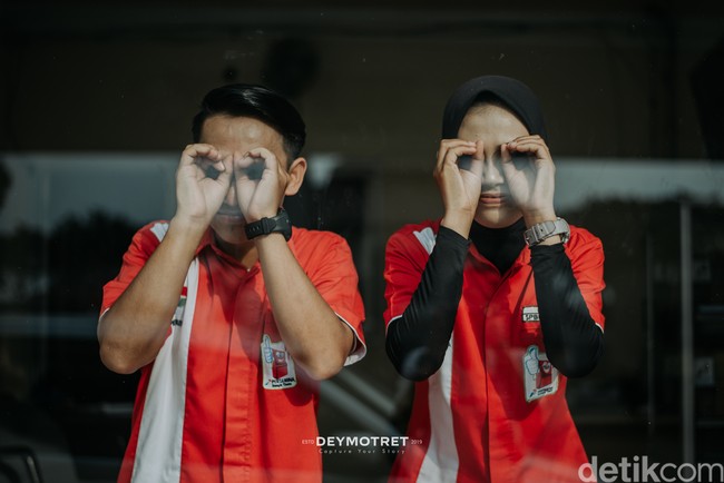 Pasangan yang mengenakan seragam SPBU itu terlihat kompak dan bahagia saat menjalani sesi foto. Video pasangan yang foto prewedding di pom bensin tersebut sudah ditonton lebih dari 5,3 juta Views dan mendapatkan beragam komentar netizen.  Foto: Dok. pribadi @deymotret_.