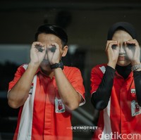 Pasangan yang mengenakan seragam SPBU itu terlihat kompak dan bahagia saat menjalani sesi foto. Video pasangan yang foto prewedding di pom bensin tersebut sudah ditonton lebih dari 5,3 juta Views dan mendapatkan beragam komentar netizen.  Foto: Dok. pribadi @deymotret_.