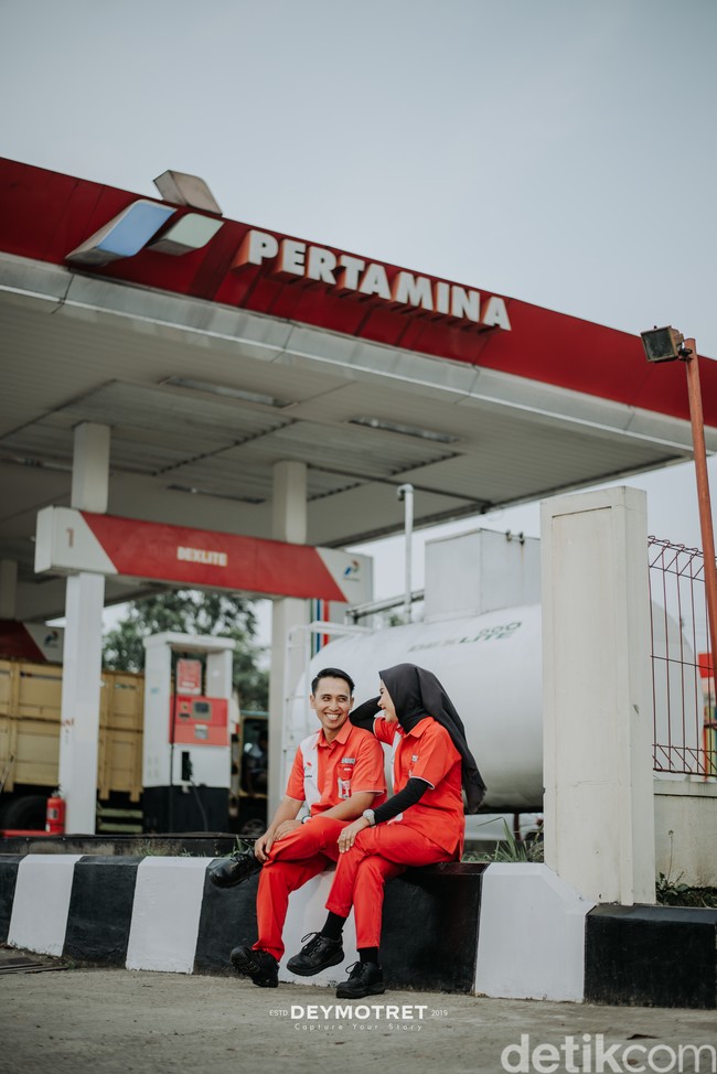 Dari unggahan terlihat pasangan calon pengantin itu memanfaatkan spot di sekitar pom bensin untuk prewedding. Mulai dari berpose bergandengan tangan di depan SPBU, depan mushola, mengisi bensin untuk pengendara sepeda motor, dan area dalam kantor SPBU. Fotografer juga mengambil foto candid kedua pasangan tersebut. Foto: Dok. pribadi @deymotret_.