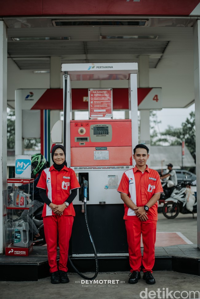 Fotografer 30 tahun ini mengaku terkejut karena sebelumnya belum ada pasangan yang mengusung konsep prewedding di SPBU. Saya cukup kaget tapi dalam hati ngomong, wah ini unik nih belum ada kayaknya foto prewedding pakai seragam SPBU, jelasnya. Deris menuturkan foto prewedding dengan pasangan yang sama-sama bekerja di pom bensin itu digelar pada 16 Januari 2022. Lokasi foto prewedding adalah SPBU di Jampang Tengah, Bojong lopang, Kabupaten Sukabumi, Jawa Barat. Foto: Dok. pribadi @deymotret_.