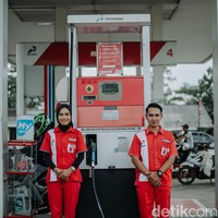 Fotografer 30 tahun ini mengaku terkejut karena sebelumnya belum ada pasangan yang mengusung konsep prewedding di SPBU. Saya cukup kaget tapi dalam hati ngomong, wah ini unik nih belum ada kayaknya foto prewedding pakai seragam SPBU, jelasnya. Deris menuturkan foto prewedding dengan pasangan yang sama-sama bekerja di pom bensin itu digelar pada 16 Januari 2022. Lokasi foto prewedding adalah SPBU di Jampang Tengah, Bojong lopang, Kabupaten Sukabumi, Jawa Barat. Foto: Dok. pribadi @deymotret_.