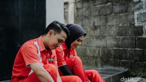 Pasangan yang mengadakan sesi foto prewedding di SPBU.