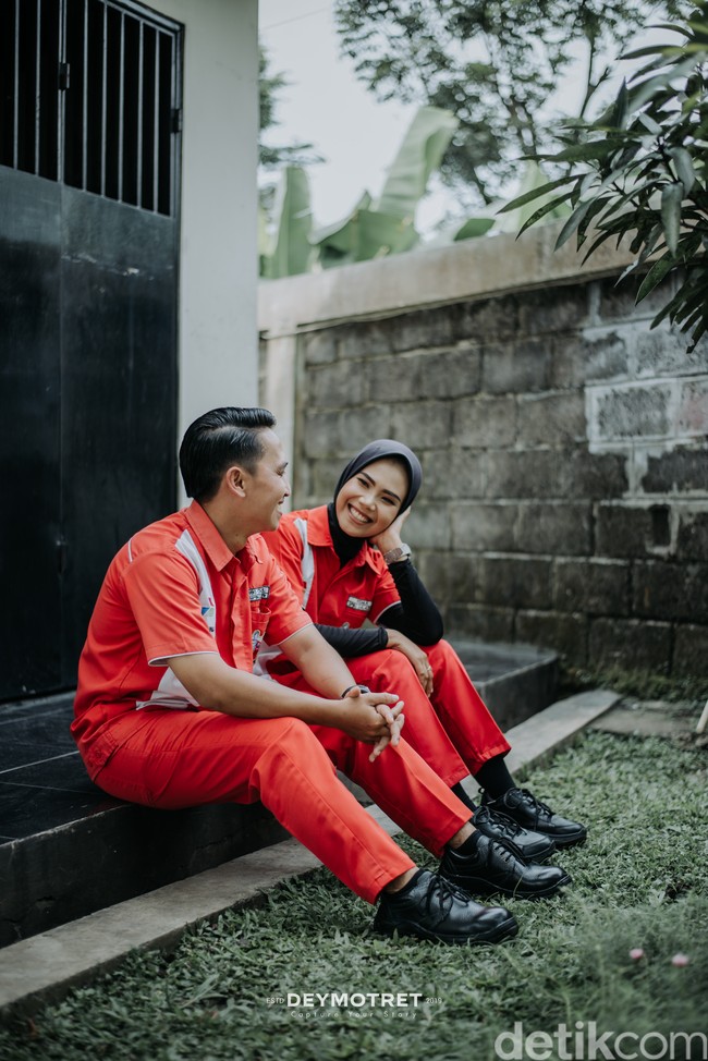 Deris mengaku tidak mengalami kesulitan saat sesi foto prewedding di pom bensin. Tak ada kesulitan sih karena pada saat pengambilan foto saya ingin mereka menjadi dirinya sendiri. Mereka juga bisa diajak kerjasama dan menikmatinya, seru banget sih dan jadi pusat perhatian, kata Deris. Foto: Dok. pribadi @deymotret_.
