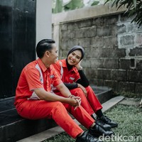 Deris mengaku tidak mengalami kesulitan saat sesi foto prewedding di pom bensin. Tak ada kesulitan sih karena pada saat pengambilan foto saya ingin mereka menjadi dirinya sendiri. Mereka juga bisa diajak kerjasama dan menikmatinya, seru banget sih dan jadi pusat perhatian, kata Deris. Foto: Dok. pribadi @deymotret_.