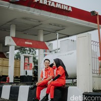 Dari unggahan terlihat pasangan calon pengantin itu memanfaatkan spot di sekitar pom bensin untuk prewedding. Mulai dari berpose bergandengan tangan di depan SPBU, depan mushola, mengisi bensin untuk pengendara sepeda motor, dan area dalam kantor SPBU. Fotografer juga mengambil foto candid kedua pasangan tersebut. Foto: Dok. pribadi @deymotret_.