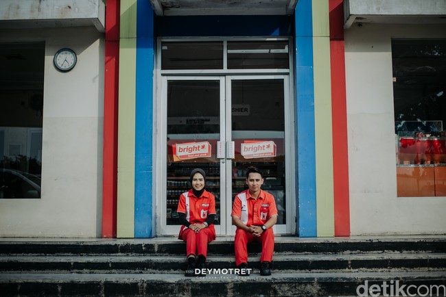 Pria yang berprofesi sebagai fotografer sejak tiga tahun lalu itu mengatakan calon pengantin yang berfoto prewedding di pom bensin tersebut sudah mendapatkan izin dari kantor pusat. Setelah mendapat izin, proses foto di pom bensin pun dilakukan. Foto: Dok. pribadi @deymotret_.