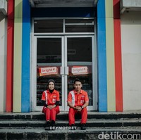 Pria yang berprofesi sebagai fotografer sejak tiga tahun lalu itu mengatakan calon pengantin yang berfoto prewedding di pom bensin tersebut sudah mendapatkan izin dari kantor pusat. Setelah mendapat izin, proses foto di pom bensin pun dilakukan. Foto: Dok. pribadi @deymotret_.