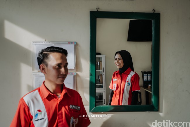 Sesi foto prewedding di pom bensin ini viral setelah dibagikan oleh akun TikTok @deymotret. Salah satu konsep prewedding satu profesi. Ini sudah dapat izin ya manteman, tulis akun TikTok @deymotret. Foto: Dok. pribadi @deymotret_.