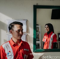 Sesi foto prewedding di pom bensin ini viral setelah dibagikan oleh akun TikTok @deymotret. Salah satu konsep prewedding satu profesi. Ini sudah dapat izin ya manteman, tulis akun TikTok @deymotret. Foto: Dok. pribadi @deymotret_.