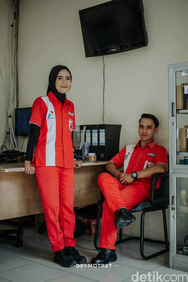Pasangan yang berprofesi sebagai karyawan Stasiun Pengisian Bahan Bakar Umum (SPBU) ini menjadi viral karena melakukan sesi foto prewedding di pom bensin. Foto: Dok. pribadi @deymotret_.