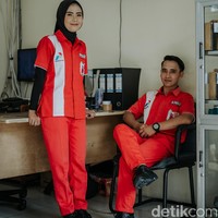 Pasangan yang berprofesi sebagai karyawan Stasiun Pengisian Bahan Bakar Umum (SPBU) ini menjadi viral karena melakukan sesi foto prewedding di pom bensin. Foto: Dok. pribadi @deymotret_.