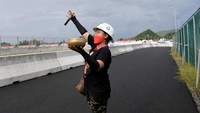 Wanita yang pernah menjadi pawang hujan acara Opening Asian Games 2018 itu mengaku diajak untuk berkolaborasi dengan otoritas sirkuit.
