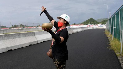 Usir Cuaca Buruk, Pawang Hujan Gelar Ritual di Sirkuit Mandalika