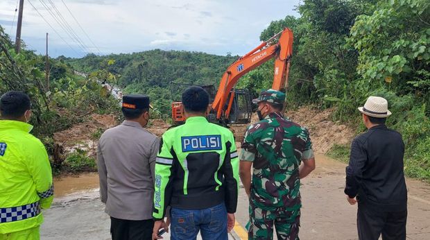 Penampakan jalan terputus di Kutai Timur akibat longsor (Dok. Istimewa)