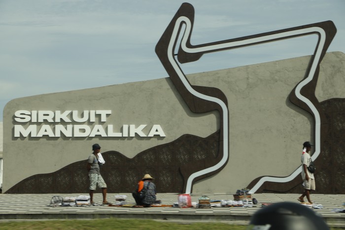 Penjual menggelar lapak di depan Sirkuit Mandalika
