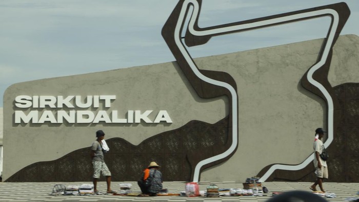 Penjual menggelar lapak di depan Sirkuit Mandalika